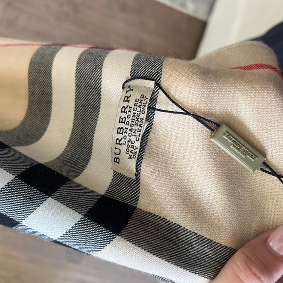 Burberry London Plaid Scarf 100% Cashmere - Picture 4 of 4